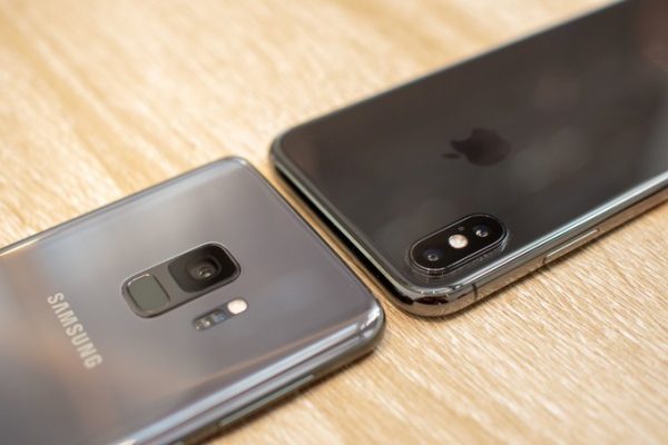 Sforum - Trang thông tin công nghệ mới nhất Samsung-Galaxy-S9-vs-Apple-iPhone-X-first-look-8-of-14-600x400 So găng Galaxy S9 và iPhone X: Đâu là chiếc máy tốt hơn? Sforum - Trang thông tin công nghệ mới nhất Samsung-Galaxy-S9-vs-Apple-iPhone-X-first-look-8-of-14-600x400 So găng Galaxy S9 và iPhone X: Đâu là chiếc máy tốt hơn?