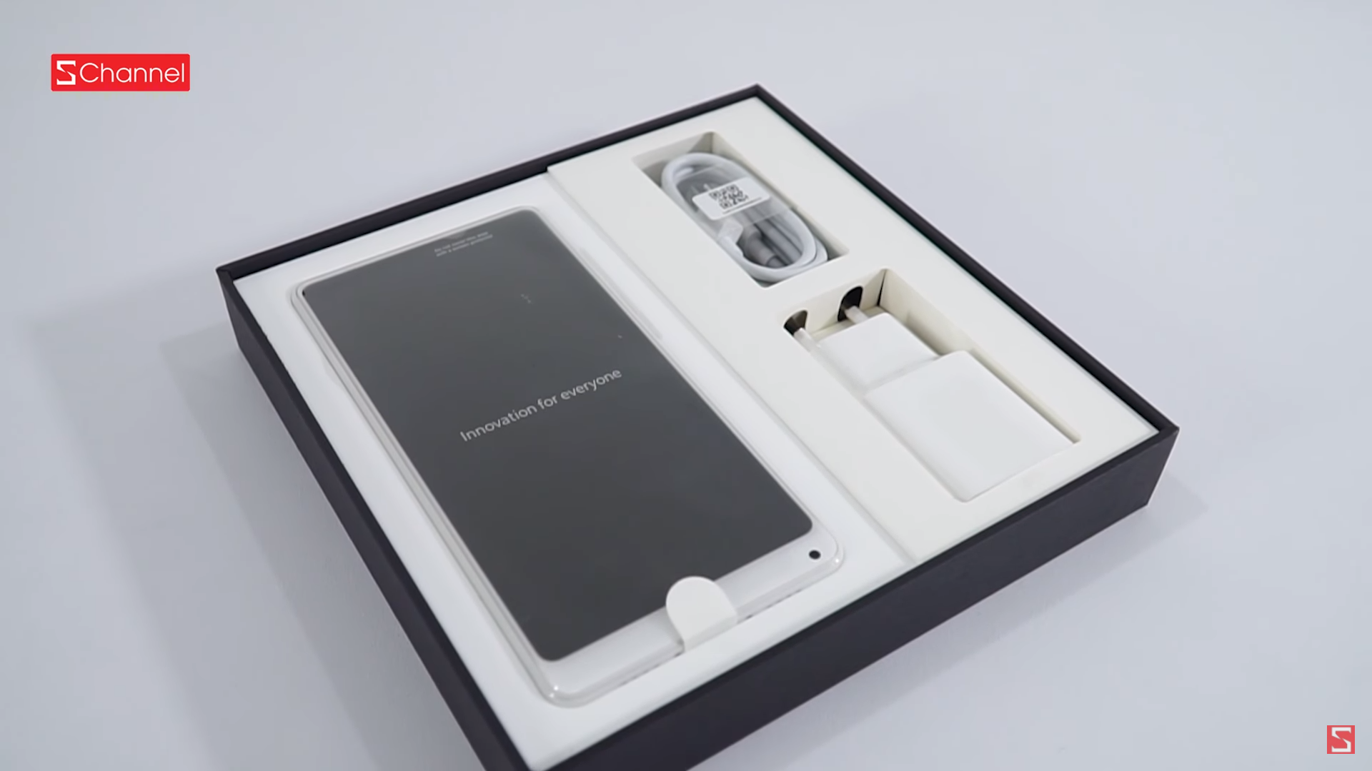 Toàn bộ bên trong hộp đựng của Mi Mix 2 Gốm Trắng