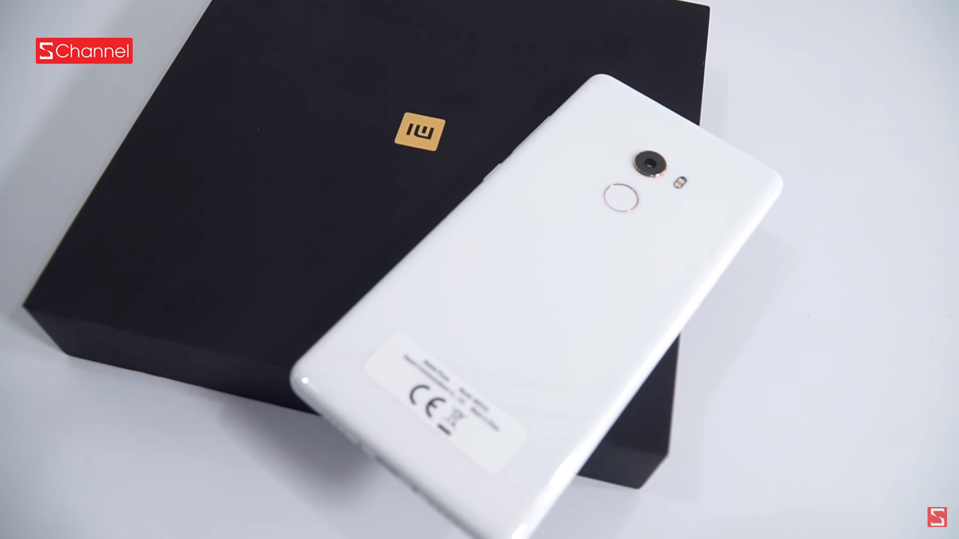 Mi Mix 2 bên cạnh hộp đựng cực kỳ sang trọng