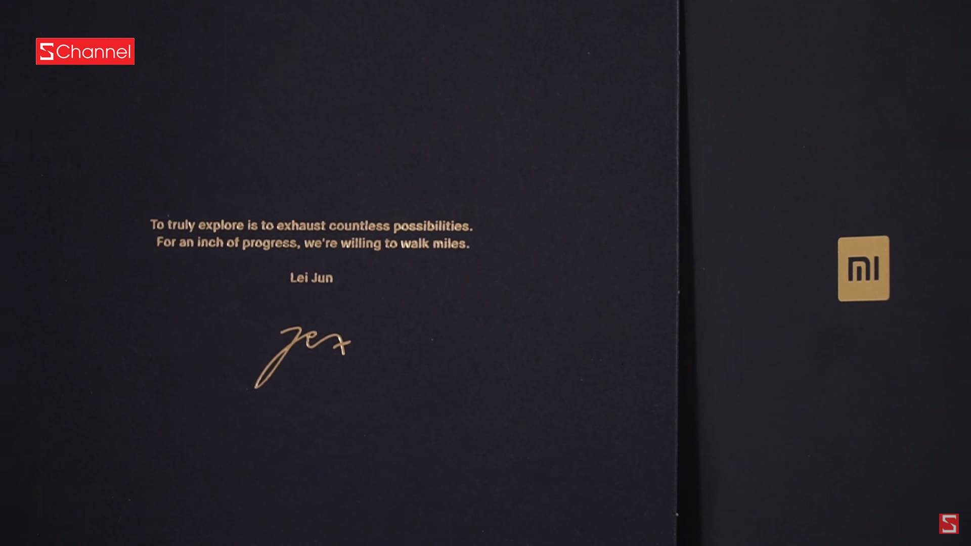 Chữ ký của ông Lei Jun (CEO Xiaomi) bên ngoài vỏ hộp đựng máy