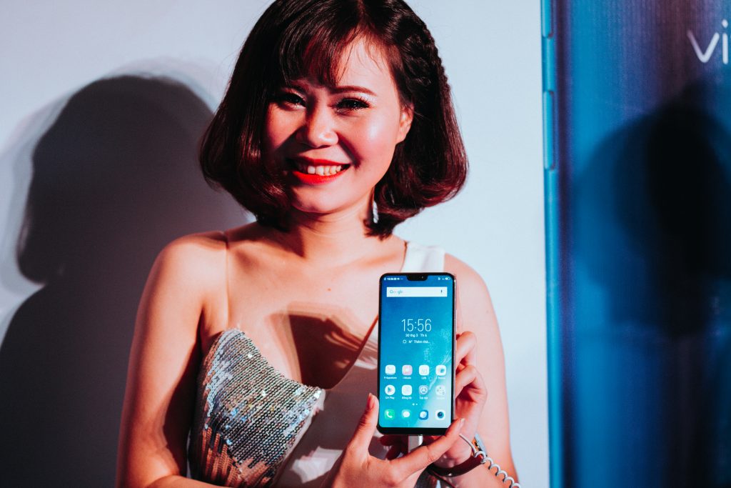 Sforum - Trang thông tin công nghệ mới nhất IMG_1614-1024x683 Vivo V9 chính thức ra mắt: Màn hình tai thỏ, camera selfie 24MP, tràn ngập AI, giá 8 triệu đồng Sforum - Trang thông tin công nghệ mới nhất IMG_1614-1024x683 Vivo V9 chính thức ra mắt: Màn hình tai thỏ, camera selfie 24MP, tràn ngập AI, giá 8 triệu đồng