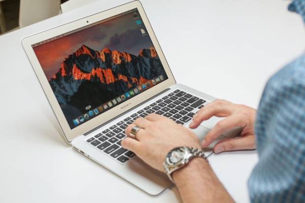 Sforum - Trang thông tin công nghệ mới nhất MacBook Apple sắp trình làng MacBook Air giá rẻ với màn hình Retina 13.3 inch Sforum - Trang thông tin công nghệ mới nhất MacBook Apple sắp trình làng MacBook Air giá rẻ với màn hình Retina 13.3 inch