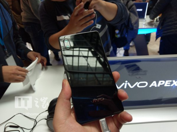 Sforum - Trang thông tin công nghệ mới nhất Vivo-APEX-hands-on-4 Vivo APEX chính thức ra mắt: Màn hình OLED 5.99 inch, Snapdragon 845, vân tay nhúng dưới màn hình Sforum - Trang thông tin công nghệ mới nhất Vivo-APEX-hands-on-4 Vivo APEX chính thức ra mắt: Màn hình OLED 5.99 inch, Snapdragon 845, vân tay nhúng dưới màn hình