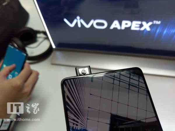 Sforum - Trang thông tin công nghệ mới nhất Vivo-APEX-hands-on-5 Vivo APEX chính thức ra mắt: Màn hình OLED 5.99 inch, Snapdragon 845, vân tay nhúng dưới màn hình Sforum - Trang thông tin công nghệ mới nhất Vivo-APEX-hands-on-5 Vivo APEX chính thức ra mắt: Màn hình OLED 5.99 inch, Snapdragon 845, vân tay nhúng dưới màn hình