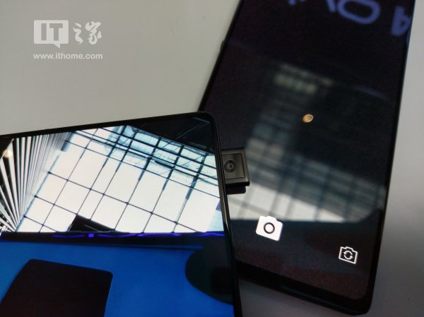 Sforum - Trang thông tin công nghệ mới nhất Vivo-APEX-hands-on-6 Vivo APEX chính thức ra mắt: Màn hình OLED 5.99 inch, Snapdragon 845, vân tay nhúng dưới màn hình Sforum - Trang thông tin công nghệ mới nhất Vivo-APEX-hands-on-6 Vivo APEX chính thức ra mắt: Màn hình OLED 5.99 inch, Snapdragon 845, vân tay nhúng dưới màn hình