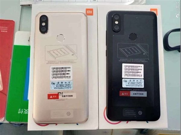 Mặt sau của máy là một cụm camera kép cùng đèn flash và cảm biến vân tay