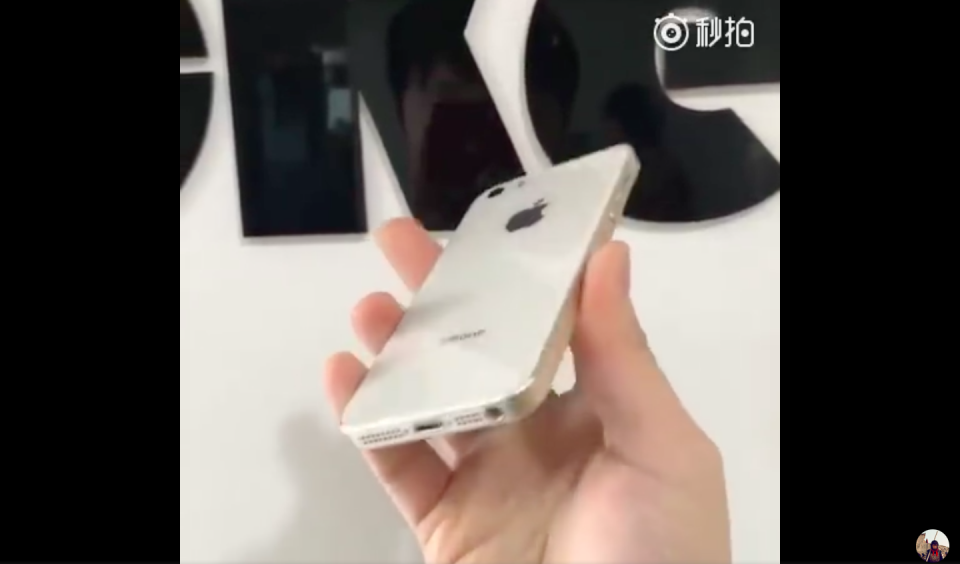 Sforum - Trang thông tin công nghệ mới nhất iphone-se-3 Lộ hình ảnh iPhone SE 2 với mặt lưng kính, vẫn có jack cắm tai nghe Sforum - Trang thông tin công nghệ mới nhất iphone-se-3 Lộ hình ảnh iPhone SE 2 với mặt lưng kính, vẫn có jack cắm tai nghe