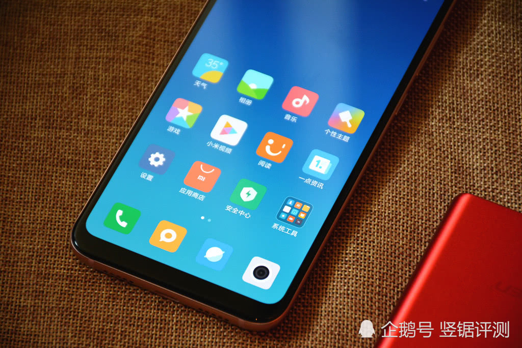 Sforum - Trang thông tin công nghệ mới nhất 18053116362275041 Trên tay nhanh Xiaomi Mi 8: Thiết kế mặt kính sang trọng, "tai thỏ" ẩn được, giá từ 9.5 triệu Sforum - Trang thông tin công nghệ mới nhất 18053116362275041 Trên tay nhanh Xiaomi Mi 8: Thiết kế mặt kính sang trọng, "tai thỏ" ẩn được, giá từ 9.5 triệu