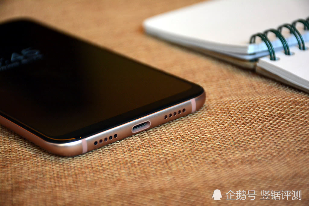 Sforum - Trang thông tin công nghệ mới nhất 18053116362435886 Trên tay nhanh Xiaomi Mi 8: Thiết kế mặt kính sang trọng, "tai thỏ" ẩn được, giá từ 9.5 triệu Sforum - Trang thông tin công nghệ mới nhất 18053116362435886 Trên tay nhanh Xiaomi Mi 8: Thiết kế mặt kính sang trọng, "tai thỏ" ẩn được, giá từ 9.5 triệu