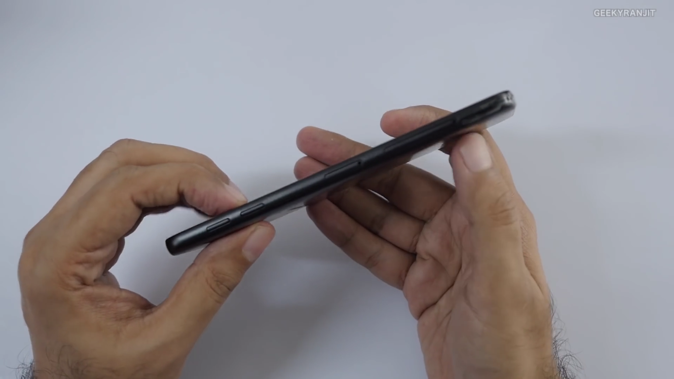 Cụm phím volume được đặt ở cạnh trái, bên dưới là 2 khe cắm sim và thẻ nhớ riêng biệt