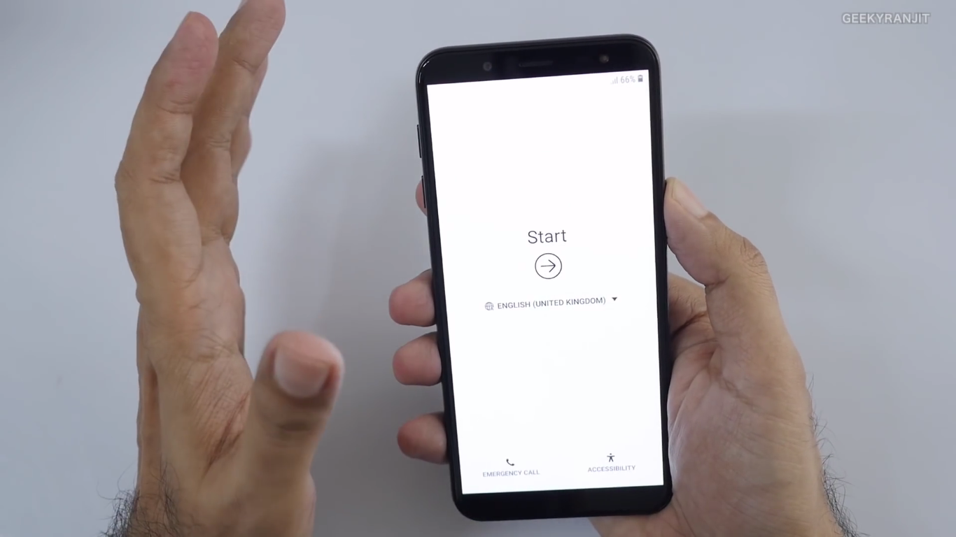 Màn hình của máy là một màn hình tràn viền Super AMOLED kích thước 5.6 inch tỷ lệ 18.5:9 cùng độ phân giải HD+