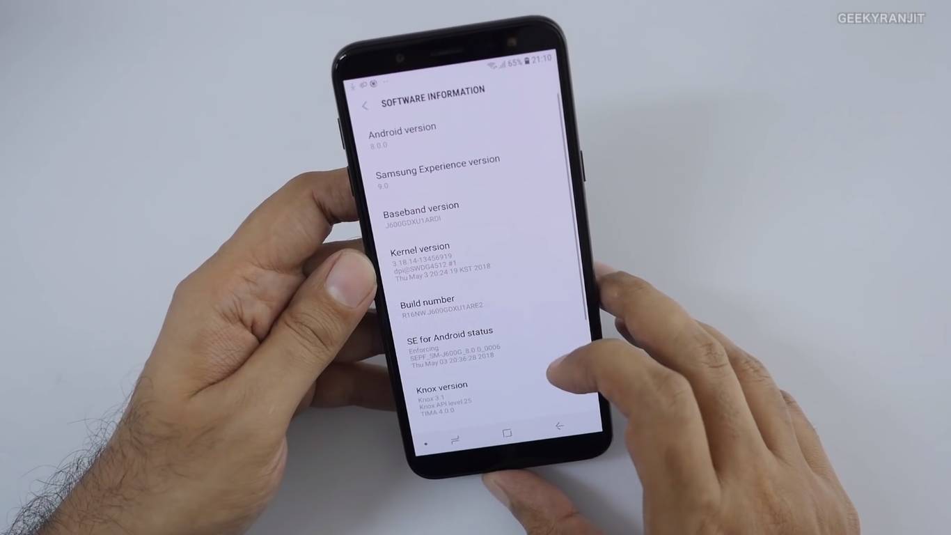 Máy chạy trên phiên bản Android Oreo với giao diện Samsung Experience UI