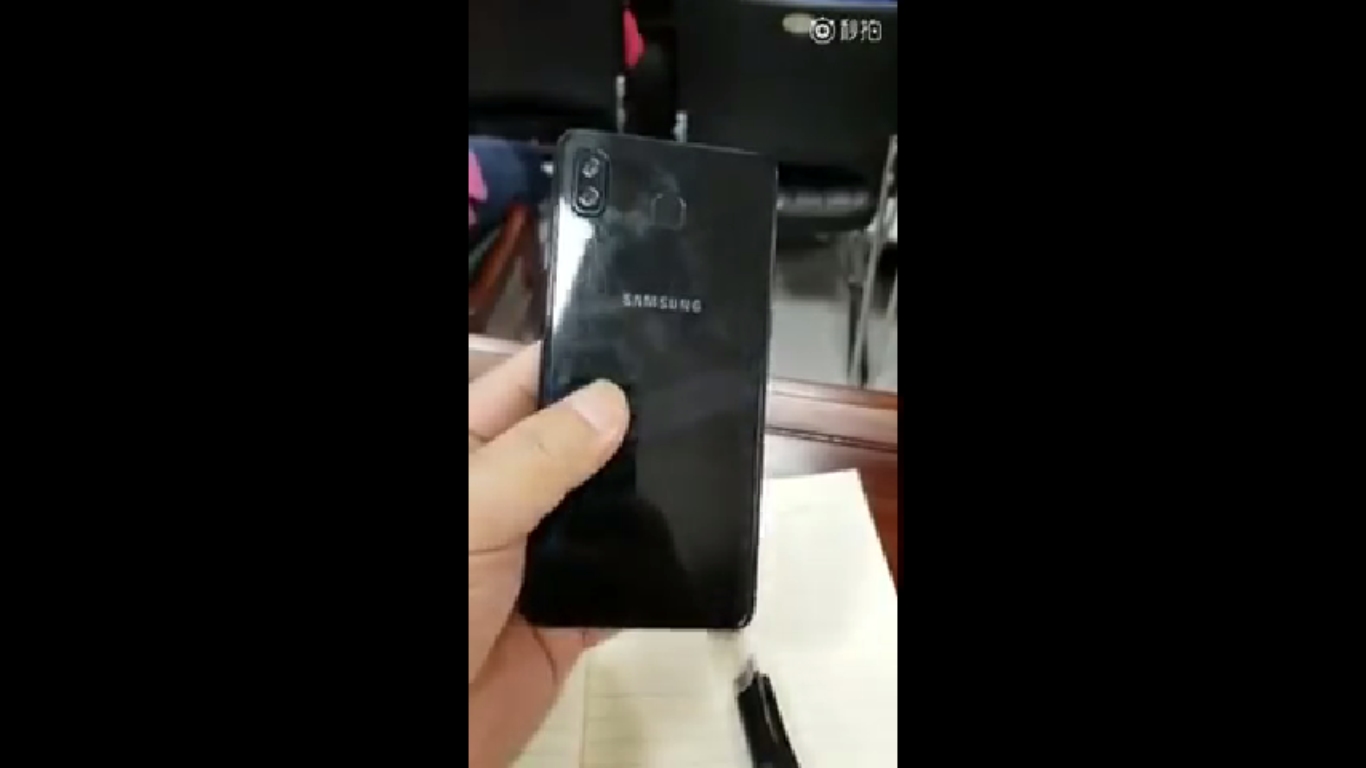 Mặt lưng của Glaxy A9 Star với chất liệu kính. Máy cũng sẽ có cụm camera kép đặt dọc ở góc trái trên