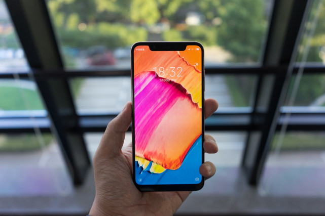 Sforum - Trang thông tin công nghệ mới nhất 641 Trên tay nhanh Xiaomi Mi 8: Thiết kế mặt kính sang trọng, "tai thỏ" ẩn được, giá từ 9.5 triệu Sforum - Trang thông tin công nghệ mới nhất 641 Trên tay nhanh Xiaomi Mi 8: Thiết kế mặt kính sang trọng, "tai thỏ" ẩn được, giá từ 9.5 triệu