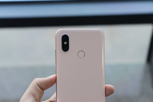 Sforum - Trang thông tin công nghệ mới nhất 641_3 Trên tay nhanh Xiaomi Mi 8: Thiết kế mặt kính sang trọng, "tai thỏ" ẩn được, giá từ 9.5 triệu Sforum - Trang thông tin công nghệ mới nhất 641_3 Trên tay nhanh Xiaomi Mi 8: Thiết kế mặt kính sang trọng, "tai thỏ" ẩn được, giá từ 9.5 triệu