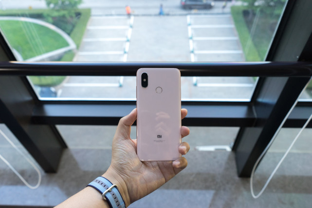 Sforum - Trang thông tin công nghệ mới nhất 641_5 Trên tay nhanh Xiaomi Mi 8: Thiết kế mặt kính sang trọng, "tai thỏ" ẩn được, giá từ 9.5 triệu Sforum - Trang thông tin công nghệ mới nhất 641_5 Trên tay nhanh Xiaomi Mi 8: Thiết kế mặt kính sang trọng, "tai thỏ" ẩn được, giá từ 9.5 triệu