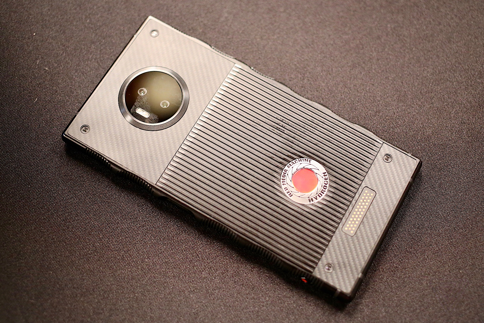 RED Hydrogen One có thiết kế tổng thể khá 