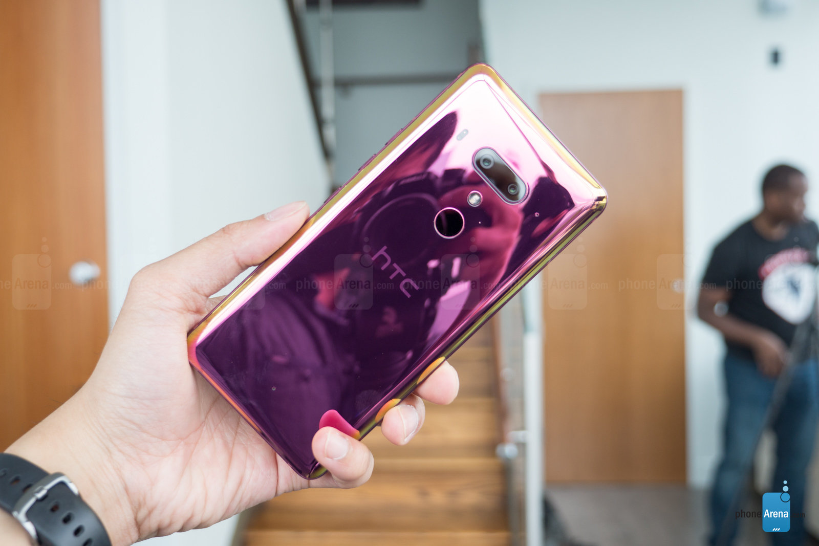 Mặt sau là vị trí đặt cụm camera kép, đèn flash LED và một cảm biến vân tay. Bên dưới là logo HTC