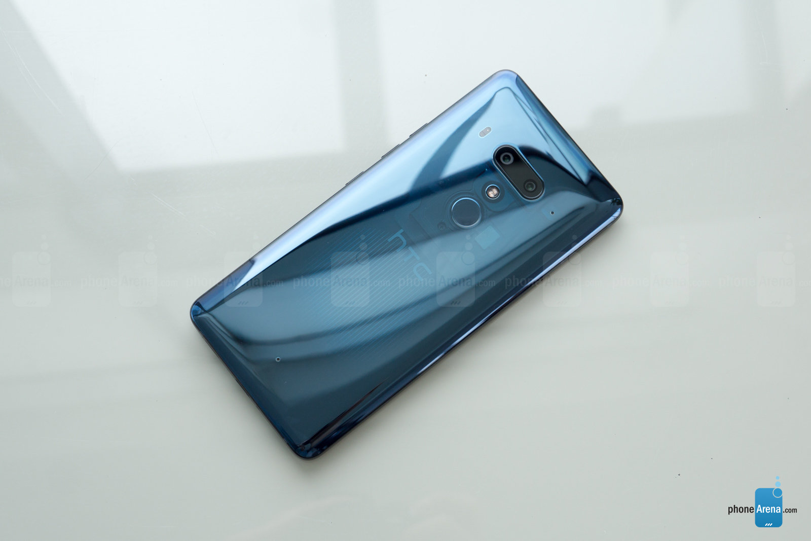 Mặt lưng của HTC U12+ có thiết kế khá giống LG V30
