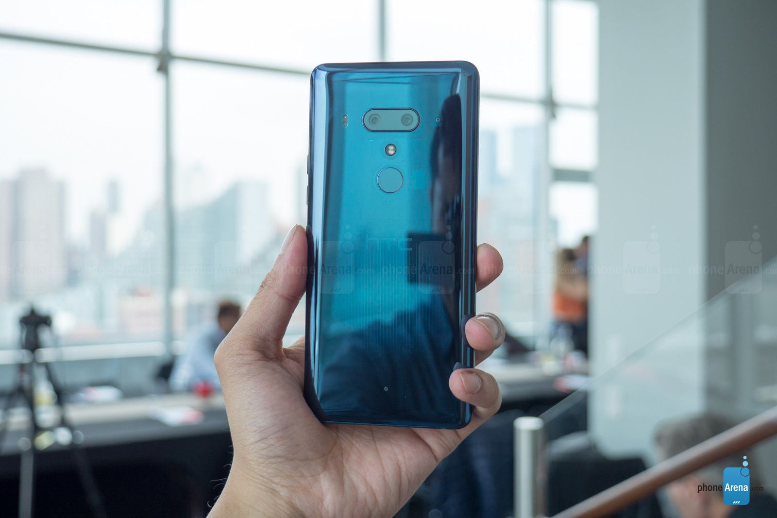 Phiên bản màu Translucent Blue có thể được nhìn thấy một số linh kiện bên trong máy