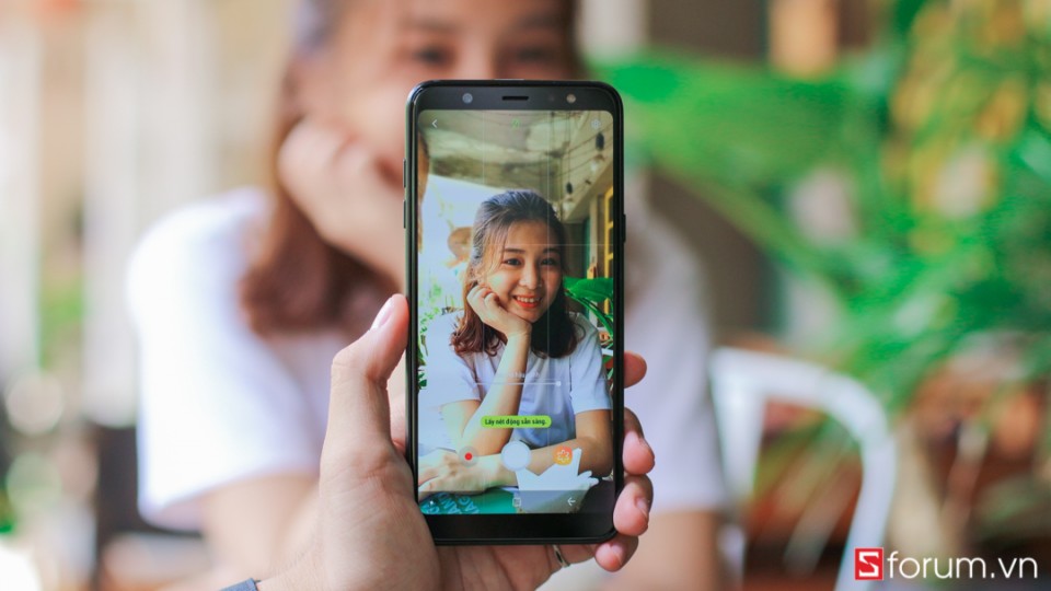 Camera kép trên A6+ có khả năng chụp chân dung xóa phông mà iPhone 6S không có