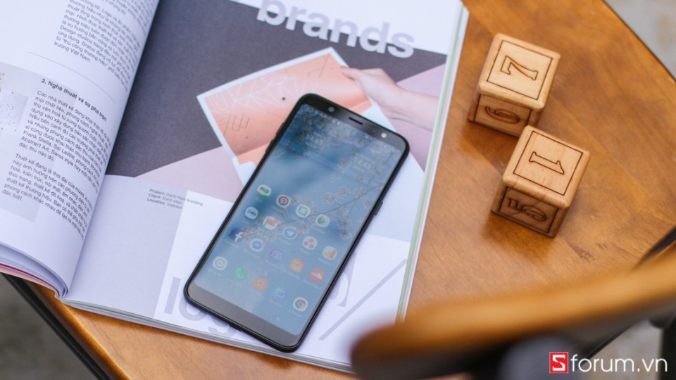 Galaxy A6+ chạy trên con chip Snapdragon 450 với 3/4GB RAM, chạy trên Android 8.0