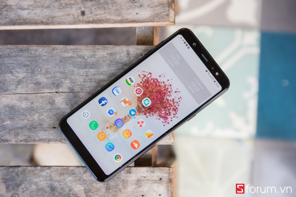 Galaxy A6+ được trang bị một màn hình Super AMOLED tỷ lệ 18.5:9 với kích thước 6-inch cùng độ phân giải Full HD