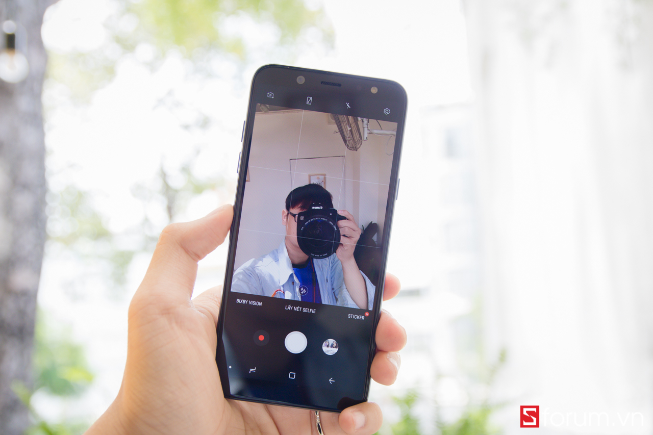 Camera selfie cũng có độ phân giải 16MP khẩu độ f/1.9 cùng các tính năng làm đẹp và AR Sticker, cho phép tạo ra những bức ảnh selfie ấn tượng nhất