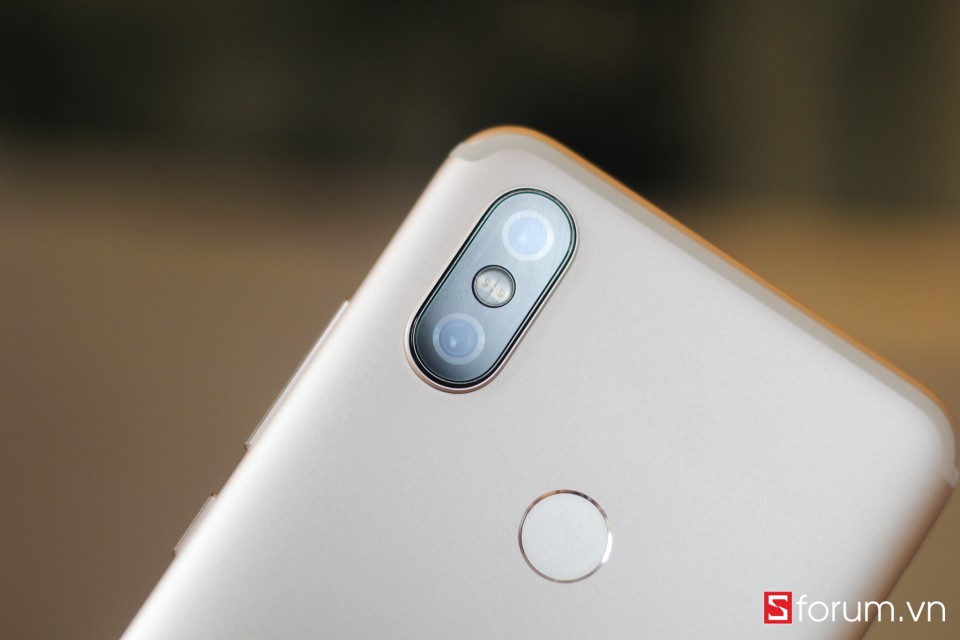 Camera kép được thiết kế dọc như trên iPhone X. Phía dưới là vị trí đặt cảm biến vân tay