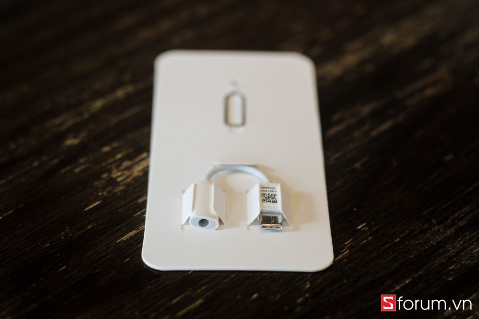 Do không hỗ trợ jack cắm 3.5mm nên Xiaomi tặng người người dùng một adapter chuyển đổi