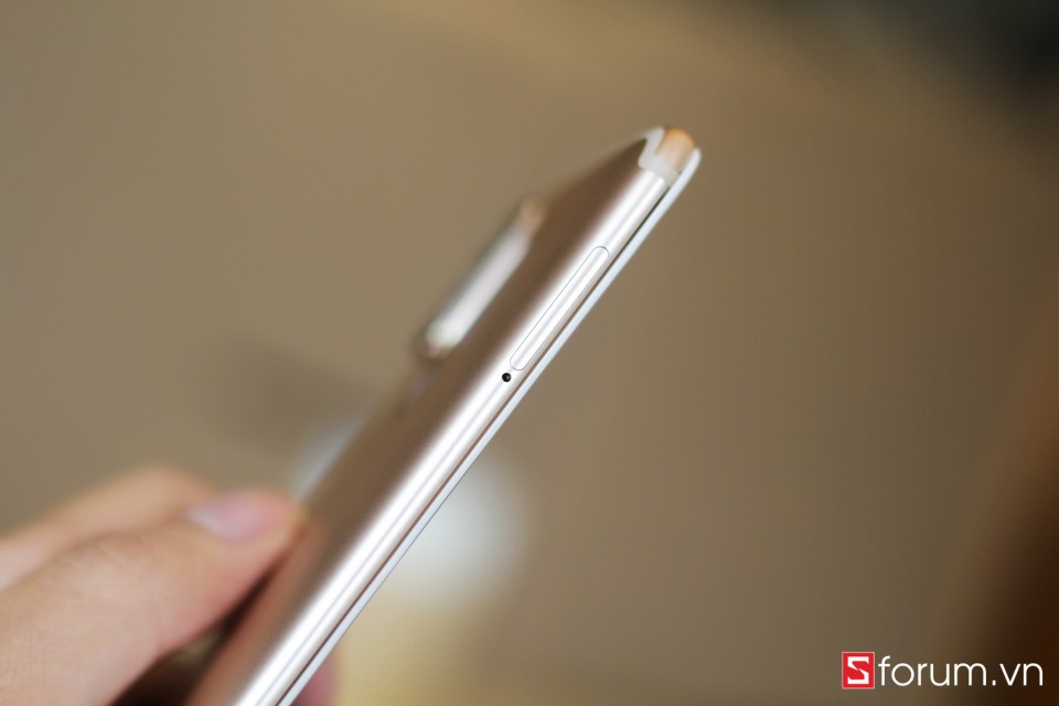 Khe cắm sim và thẻ nhớ được đặt ở cạnh trái của máy
