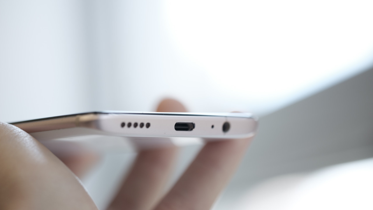 Sforum - Trang thông tin công nghệ mới nhất OnePlus-6-7-of-51-1280x720 Trên tay OnePlus 6: Thiết kế mặt kính sang trọng, màn hình "tai thỏ", cấu hình khủng, giá từ 12 triệu Sforum - Trang thông tin công nghệ mới nhất OnePlus-6-7-of-51-1280x720 Trên tay OnePlus 6: Thiết kế mặt kính sang trọng, màn hình "tai thỏ", cấu hình khủng, giá từ 12 triệu