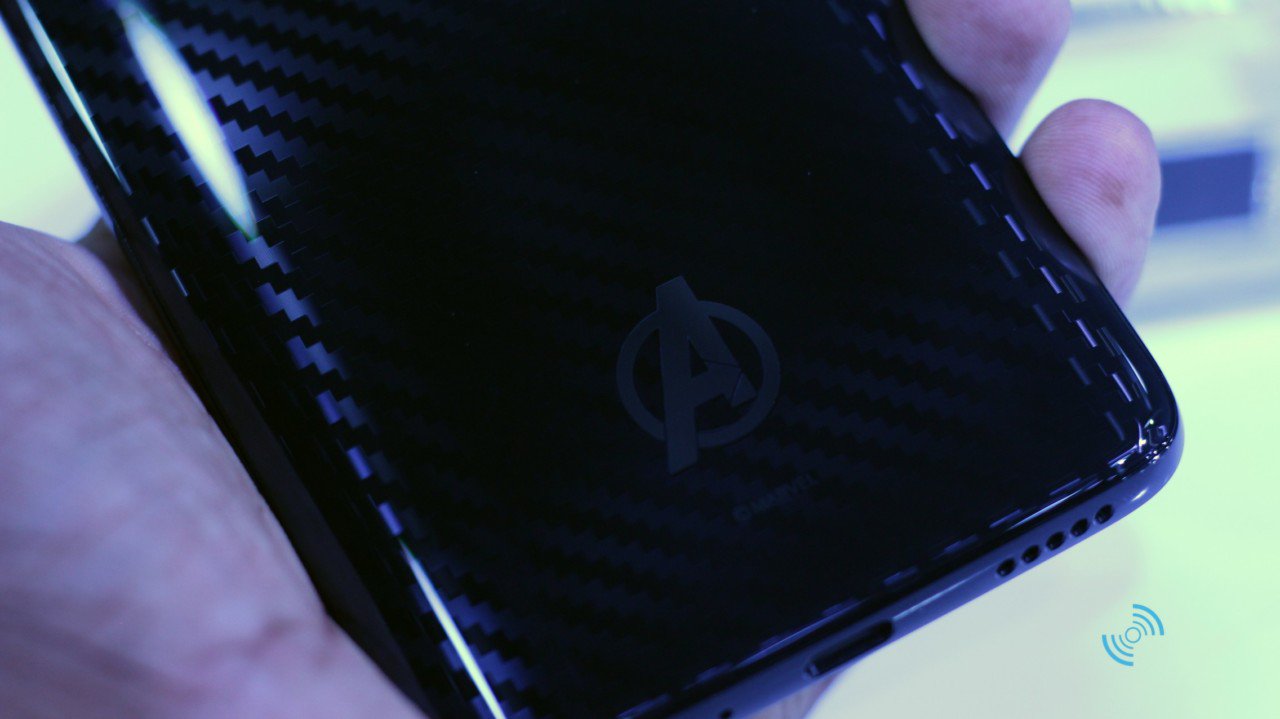 Bên phía dưới mặt lưng là logo Avengers "huyền thoại"