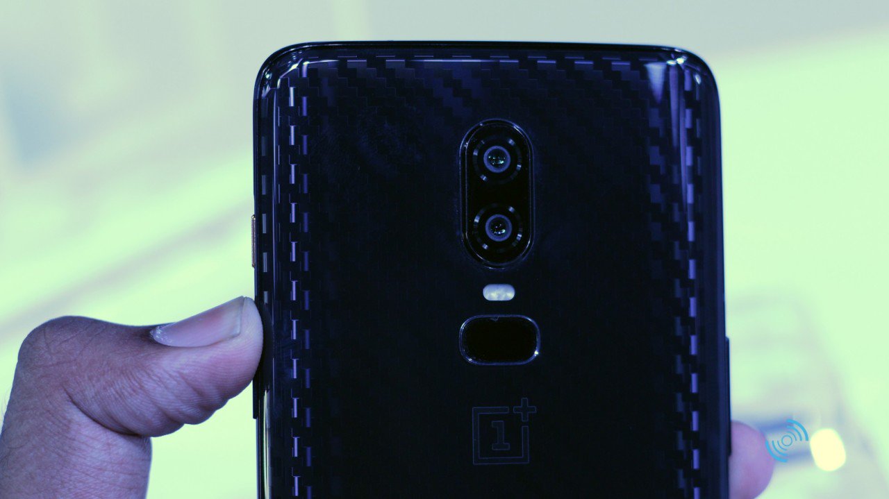 Phía trên vẫn là cụm camera kép, đèn flash LED, cảm biến vân tay và một logo OnePlus