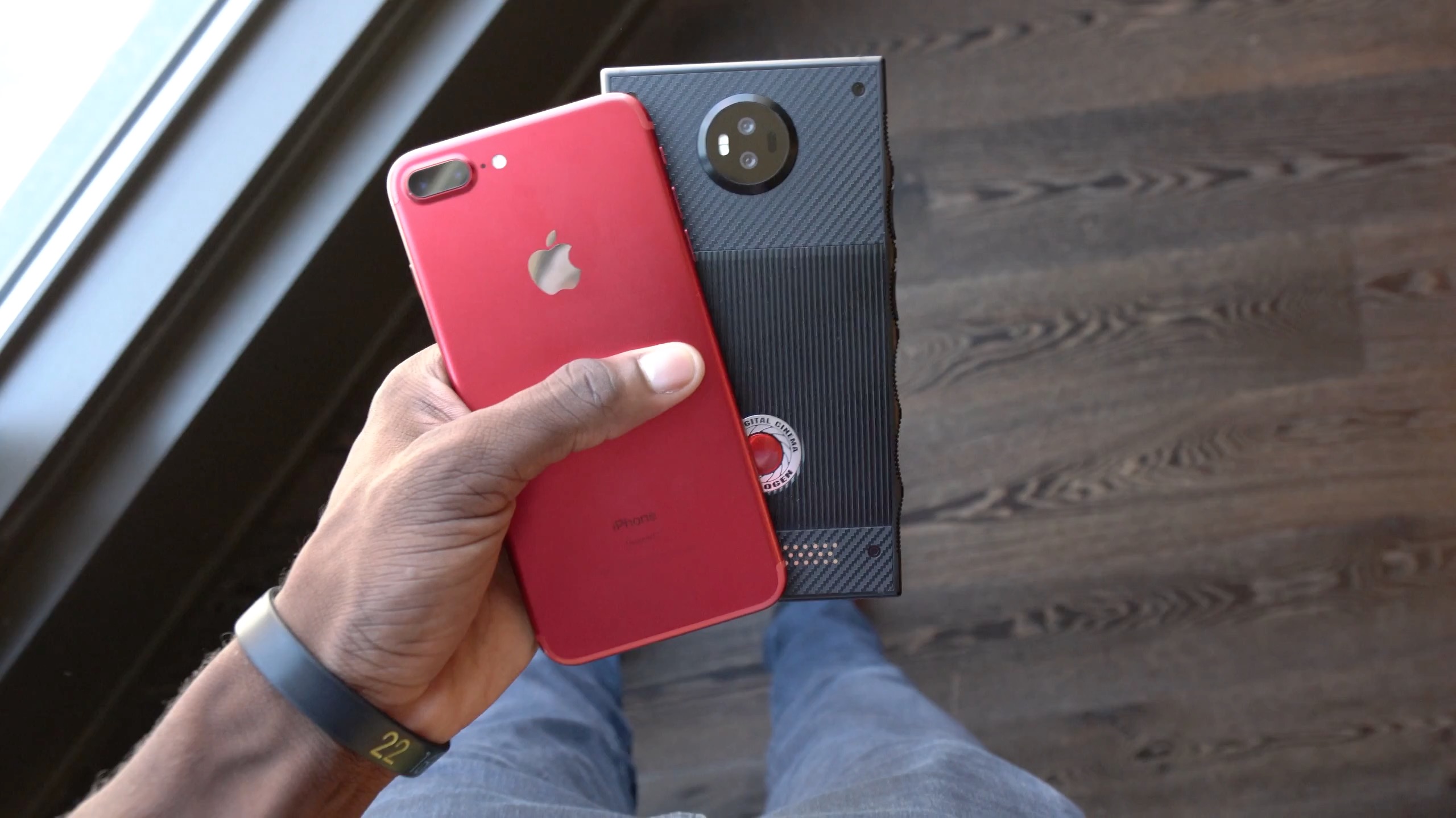 RED Hydrogen One bên cạnh iPhone 8 Plus (RED Edition)