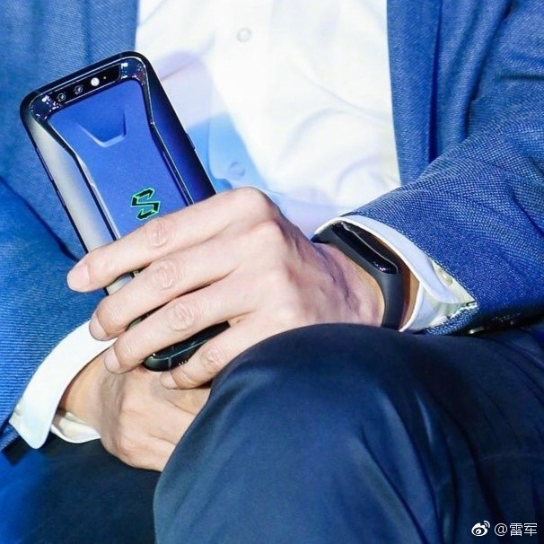 Sforum - Trang thông tin công nghệ mới nhất mi-Band-3-black-shark China Unicom tung ra quảng cáo Mi Band 3, hỗ trợ eSIM giống Apple Watch? Sforum - Trang thông tin công nghệ mới nhất mi-Band-3-black-shark China Unicom tung ra quảng cáo Mi Band 3, hỗ trợ eSIM giống Apple Watch?