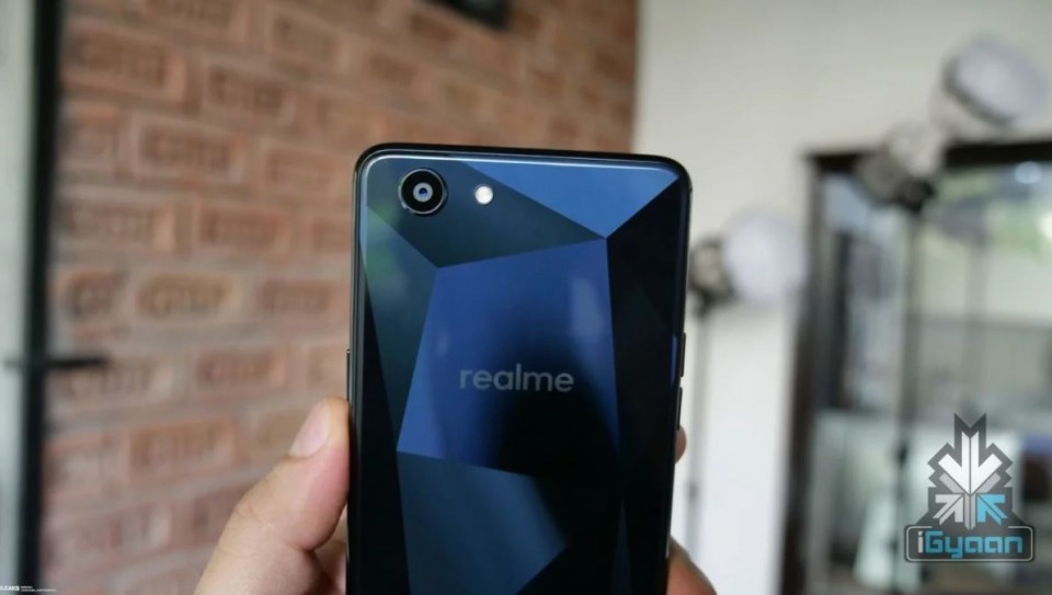 Sforum - Trang thông tin công nghệ mới nhất o2 Đập hộp và trên tay OPPO Realme 1 trước ngày ra mắt: Helio P60, 6GB RAM, mặt lưng 3D lấp lánh Sforum - Trang thông tin công nghệ mới nhất o2 Đập hộp và trên tay OPPO Realme 1 trước ngày ra mắt: Helio P60, 6GB RAM, mặt lưng 3D lấp lánh