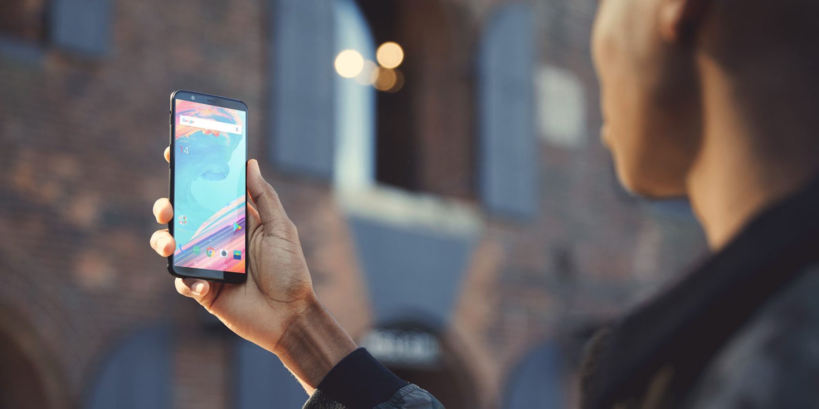 Tính năng Face Unlock lần đầu được trang bị trên OnePlus 5T vào cuối năm ngoái, tuy nhiên không thể bảo mật như Face ID của Apple do thiếu đi cụm mô-đun quét khuôn mặt 3D