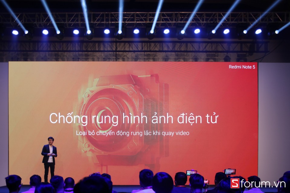 Tính năng chống rung điện tử EIS cũng được trang bị trên Redmi Note 5 cho phép loại bỏ các chuyển động rung lắc khi quay video