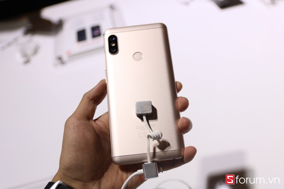 Mặt sau của máy được hoàn thiện từ kim loại nhôm nguyên khối, cụm camera kép cùng đèn flash được đặt theo chiều dọc giống trên iPhone X, đi kèm là một cảm biến vân tay 1 chạm