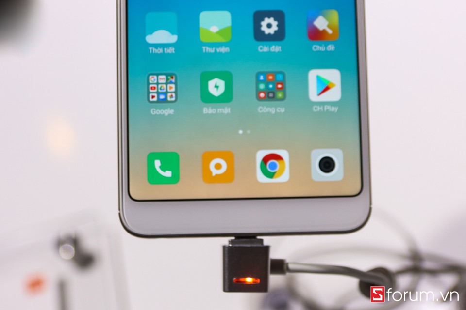 Viền bezel dưới của máy