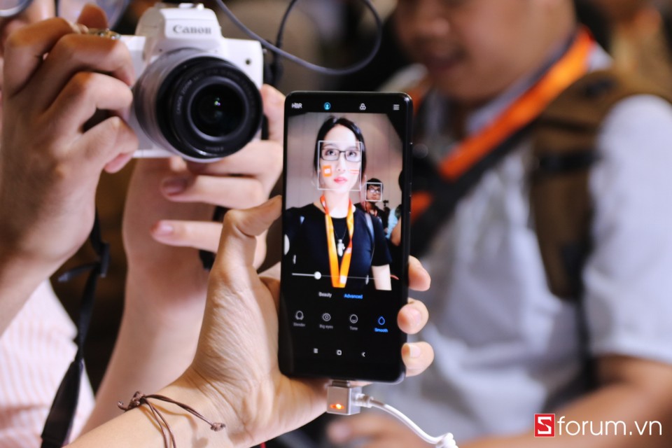 Camera selfie tích hợp chế độ làm đẹp AI giúp ảnh selfie của bạn trở nên tuyệt vời hơn bao giờ hết