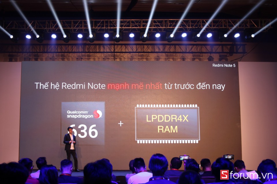 Xiaomi Redmi Note 5 là mẫu smartphone đầu tiên được trang bị con chip Snapdragon 636 cho hiệu năng mạnh mẽ cùng khả năng tiết kiệm năng lượng