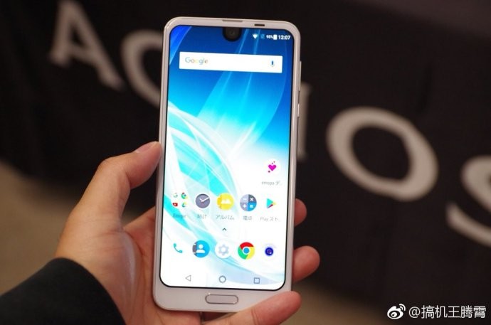 Màn hình của máy có tỷ lệ 19:9 cùng độ phân giải WQHD+
