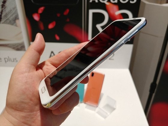 Cạnh phải là phím nguồn và cụm phím volume