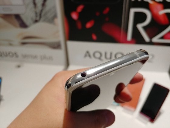 Phía trên là jack cắm tai nghe 3.5mm