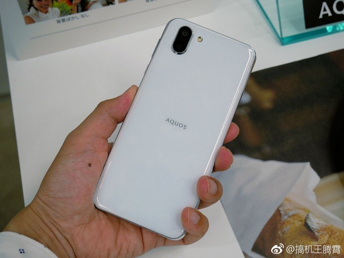 Mặt lưng của Aquos R2 được hoàn thiện từ chất liệu kính cho cảm giác cầm nắm sang trọng