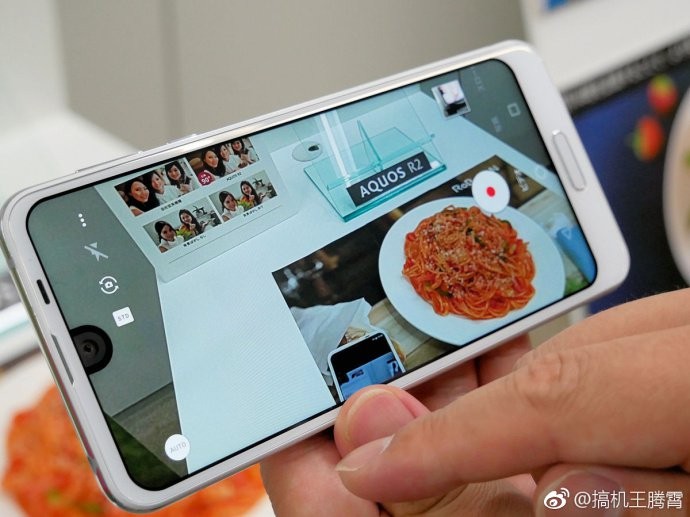 Aquos R2 có thể vừa quay video vừa chụp hình từ 2 camera khác nhau