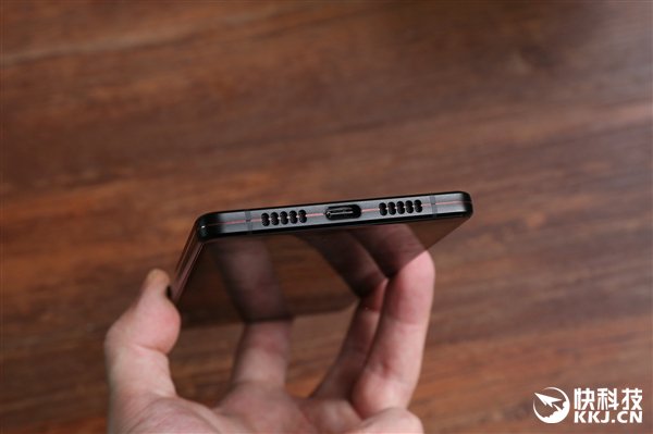 Cạnh dưới là mic thoại, cổng sạc USB-C và dải loa