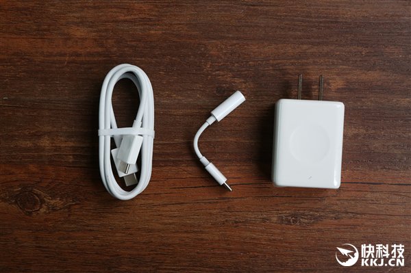 Phụ kiện đi kèm là một củ sạc nhanh, cáp USB-C và một adapter 3.5mm to USB-C